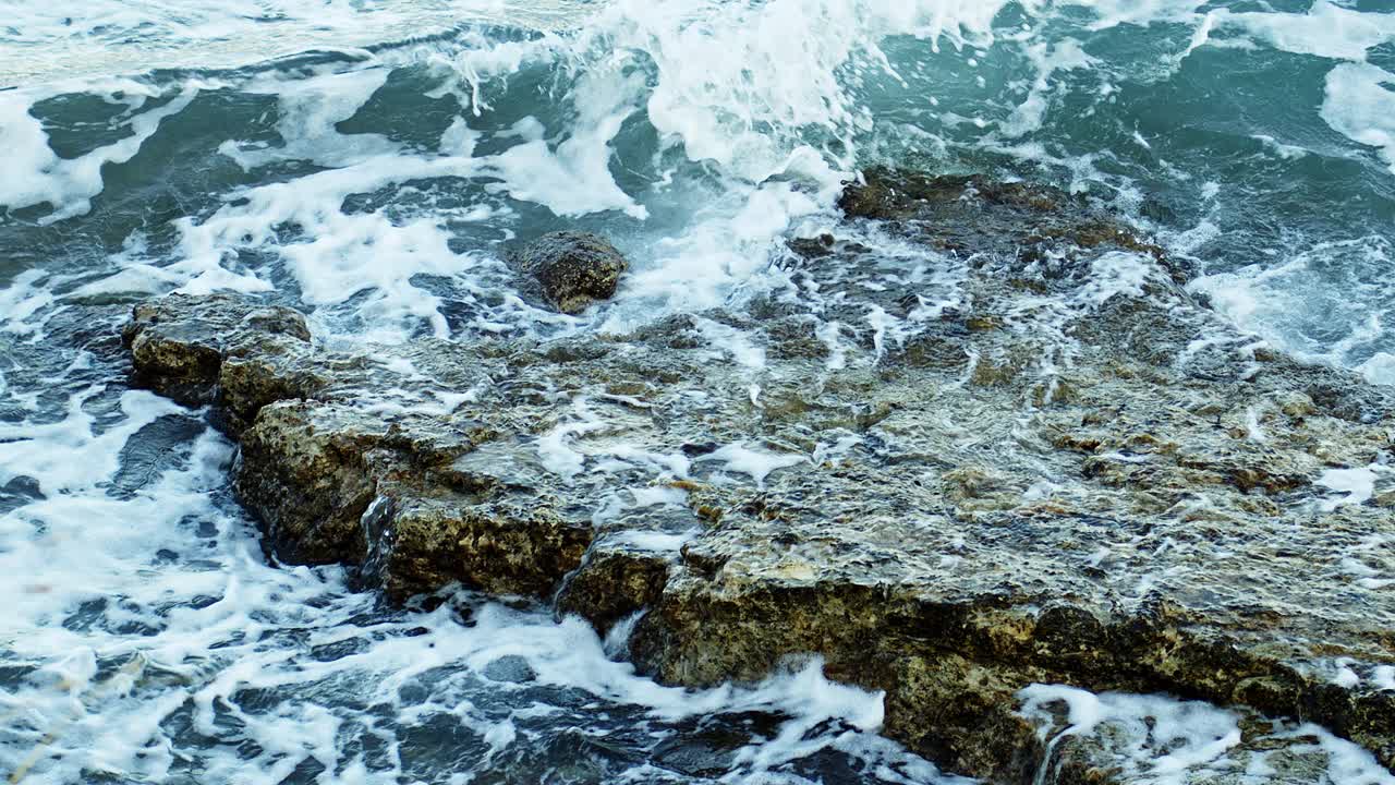 岩石和狂野的海浪视频素材