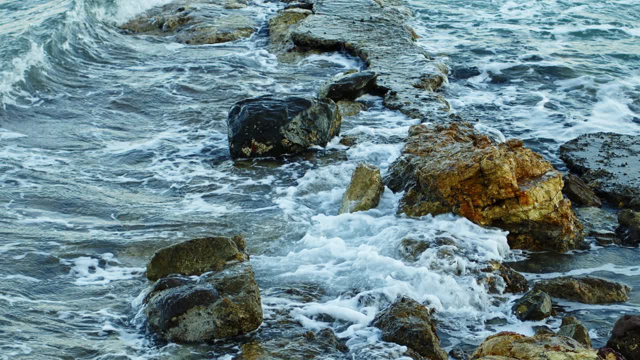 岩石和狂野的海浪视频素材