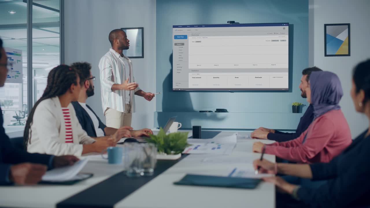 办公室会议室会议演示:黑人商人演讲，利用墙壁电视展示金融科技增长与大数据分析，图表，图表，信息图表。多民族电子商务创业人员视频素材