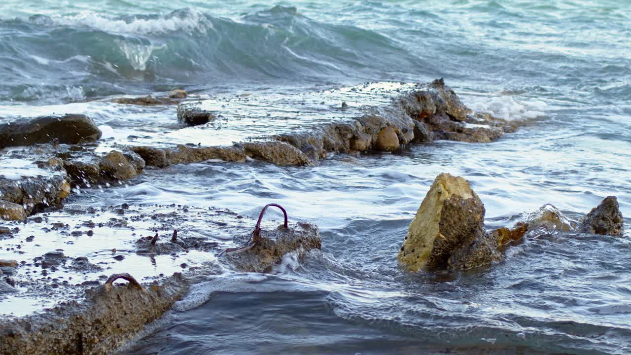 岩石和狂野的海浪视频素材