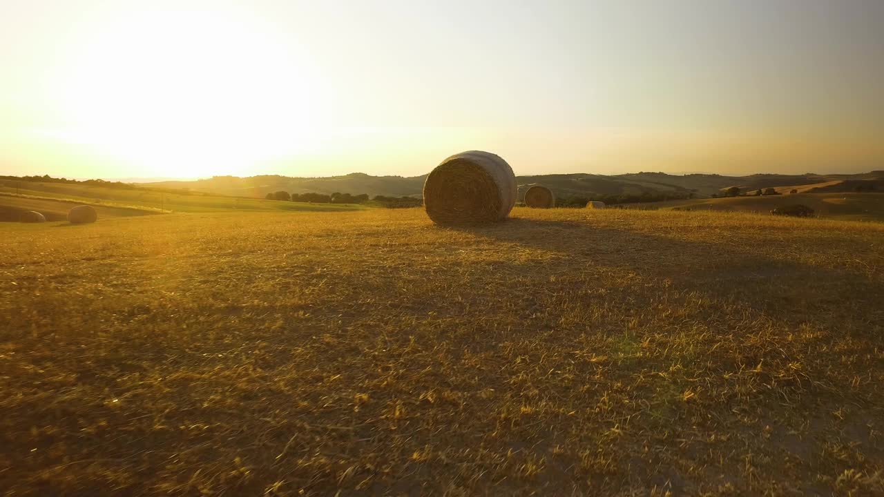 日落时的干草捆。托斯卡纳地区夏日夕阳下的乡村鸟瞰图。视频素材