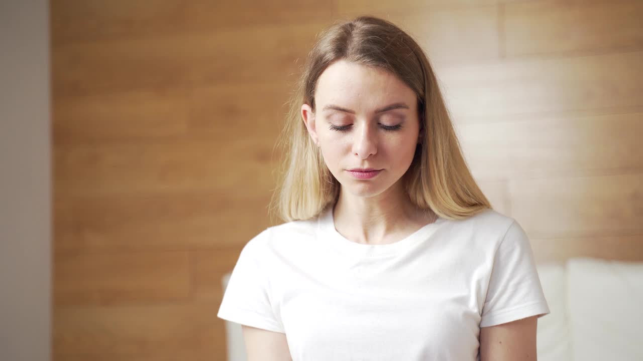 快乐的白种人年轻女子为母性怀孕包测试呈阳性而高兴视频素材