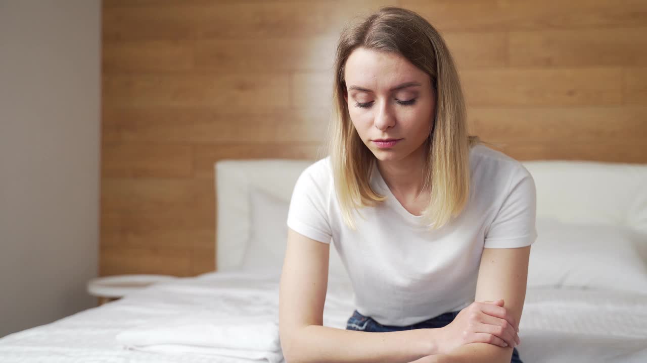 一名年轻女子正在看快速怀孕测试，并对不想要的阴性或阳性测试感到沮丧视频素材