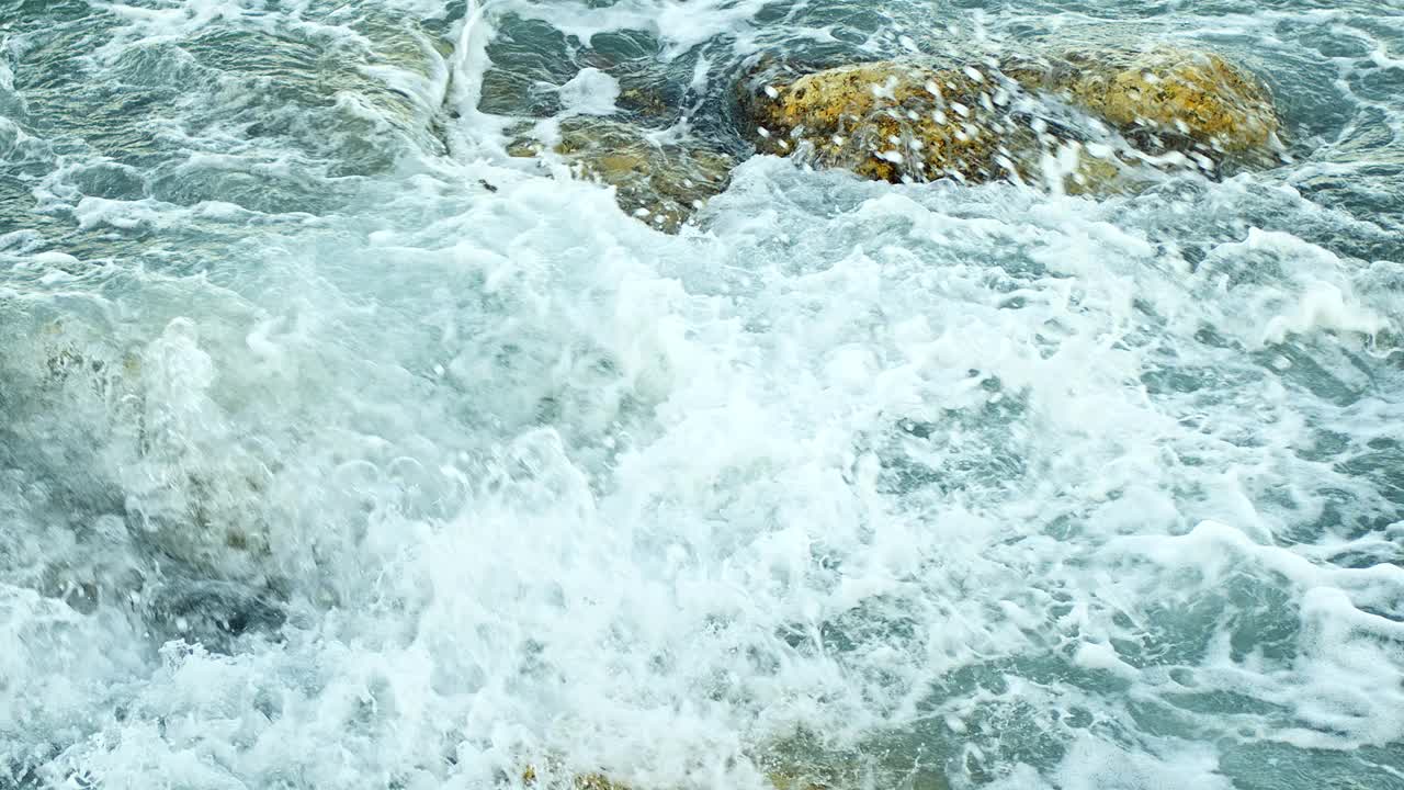 岩石和狂野的海浪视频素材