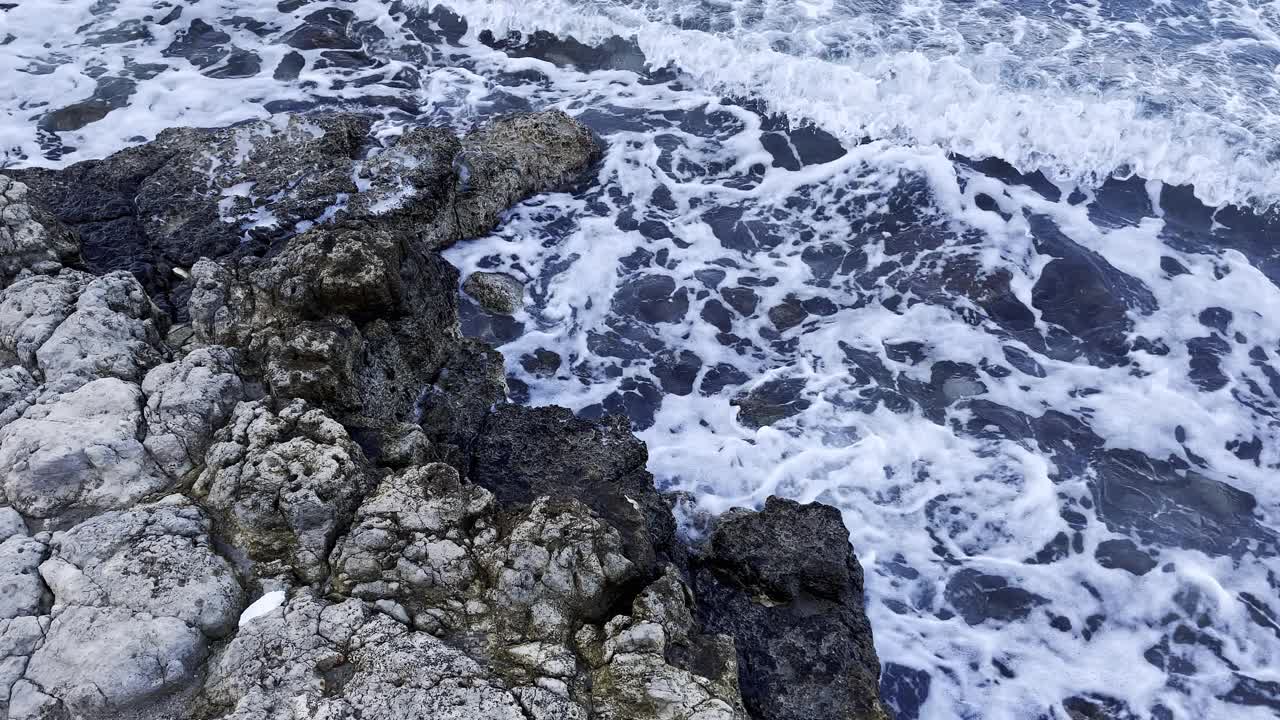 岩石和狂野的海浪视频素材