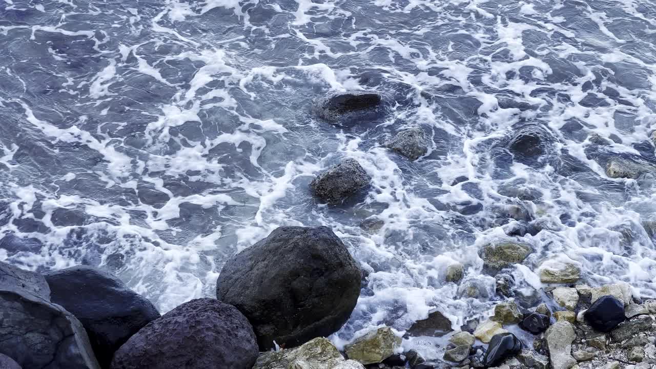 岩石和狂野的海浪视频素材