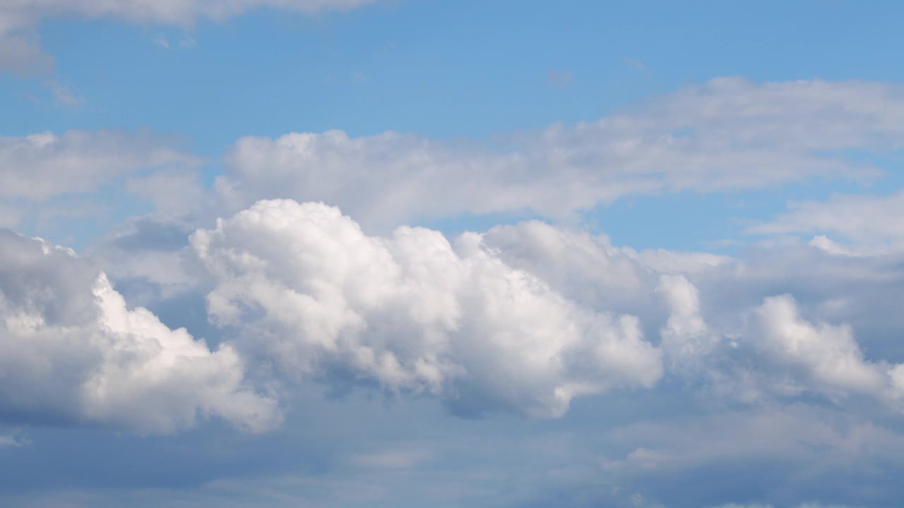 蓝蓝的天空，白色蓬松的积云在高空翻滚。天空有云天气自然云蓝视频素材