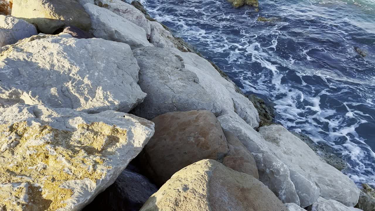 岩石和狂野的海浪视频素材