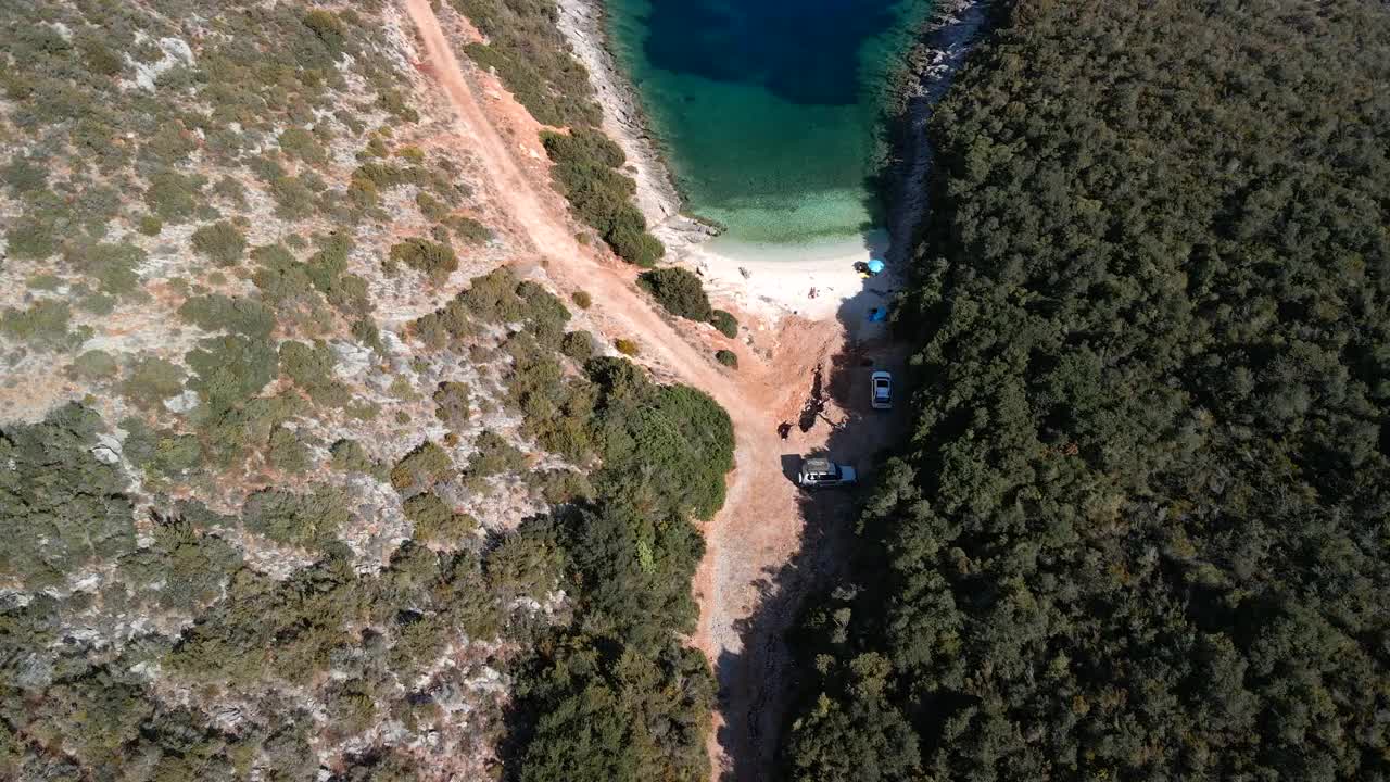 俯瞰在希腊莱夫卡达岛的野生海滩视频素材