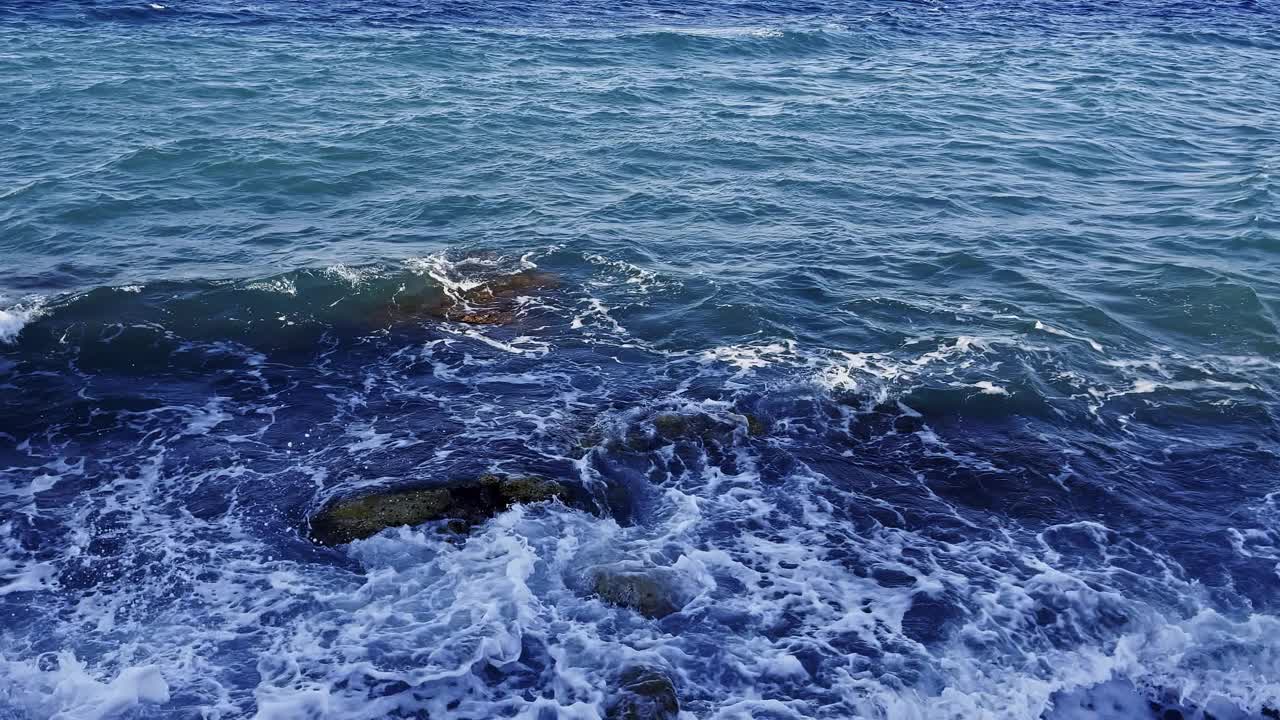 岩石和狂野的海浪视频素材