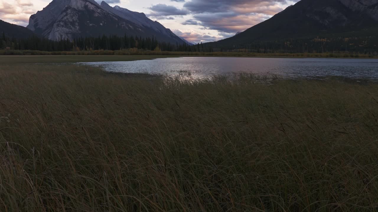 秋天朱红湖的日落景色视频素材