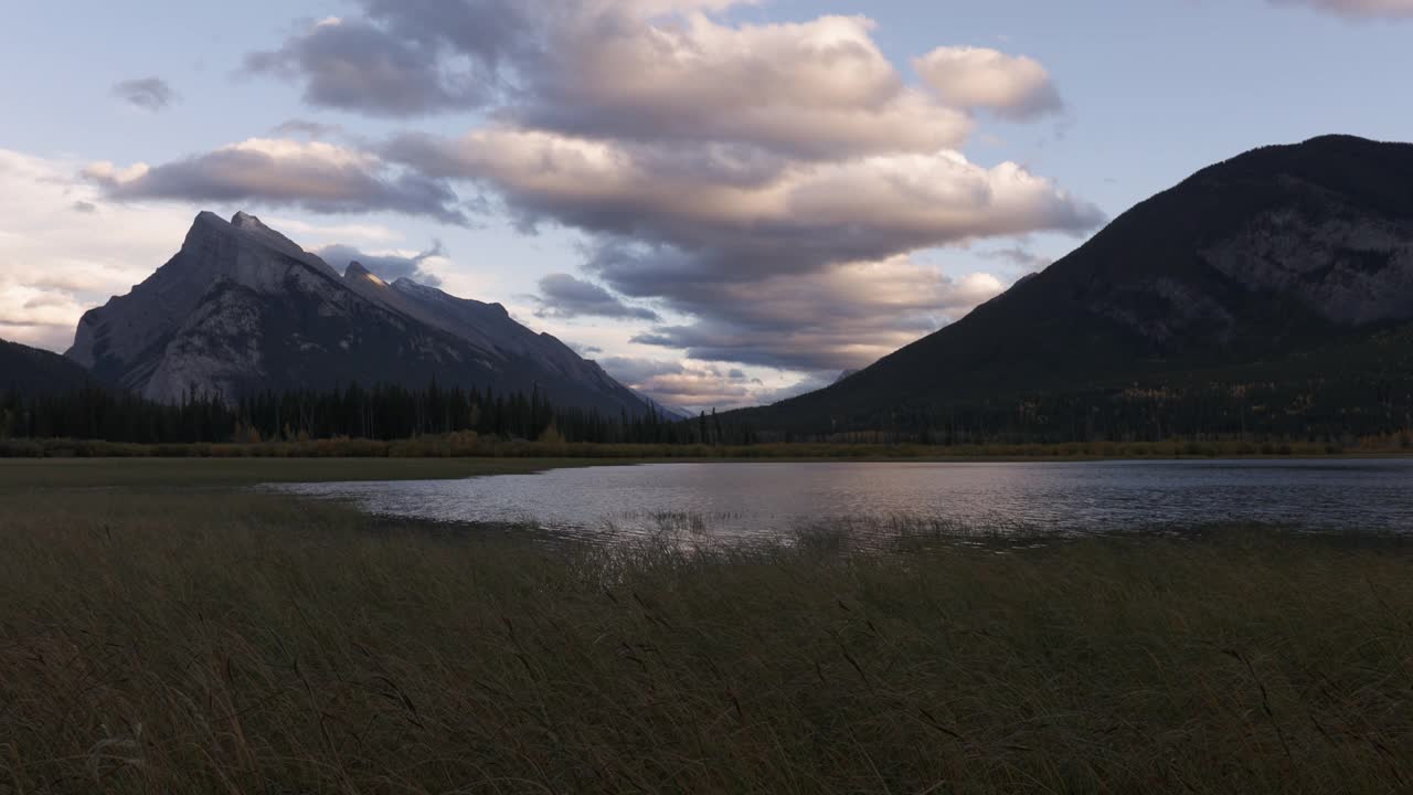 秋天朱红湖的日落景色视频素材