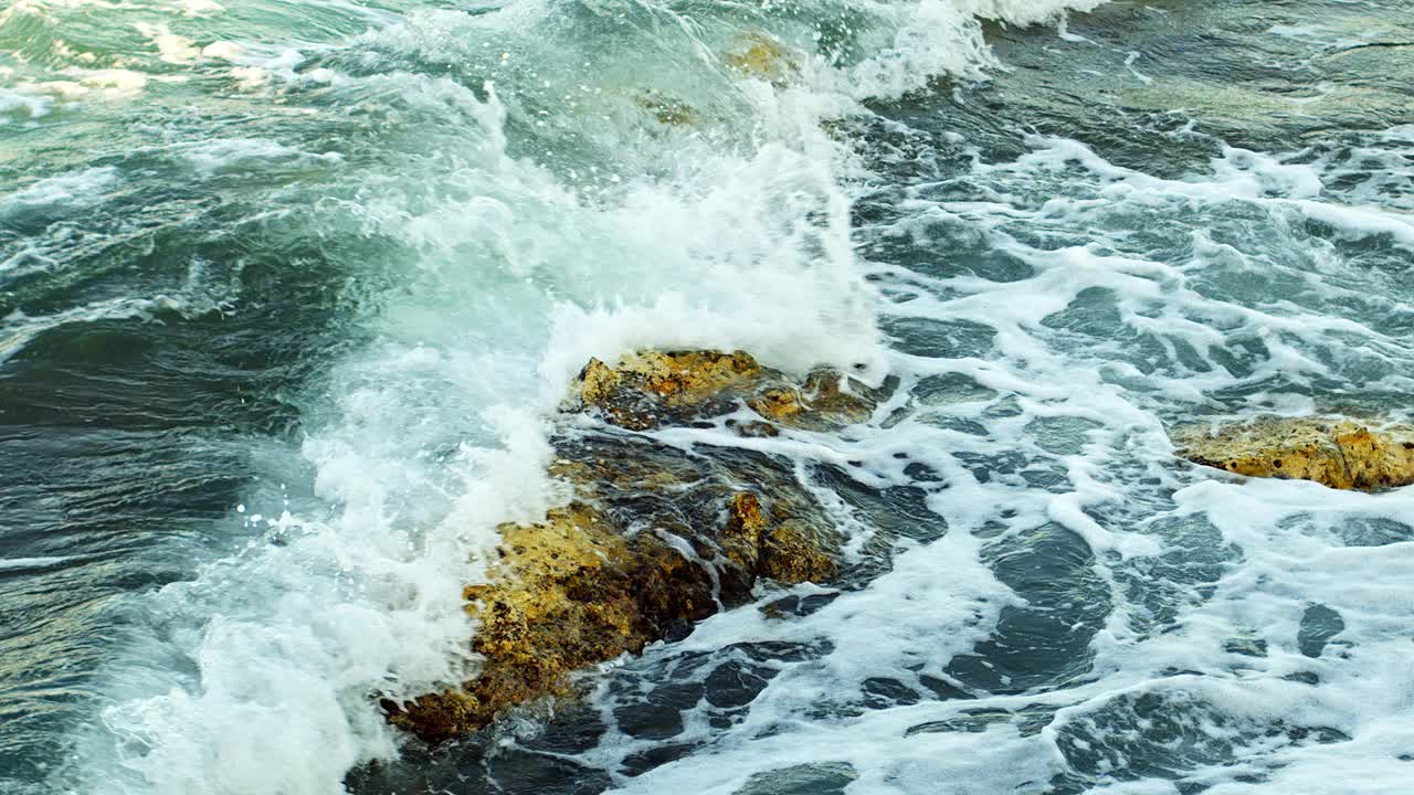 岩石和狂野的海浪视频素材