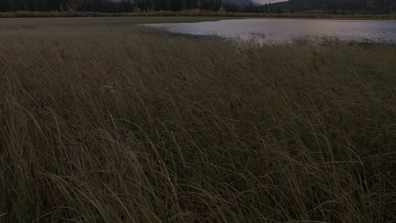 秋天朱红湖的日落景色视频素材