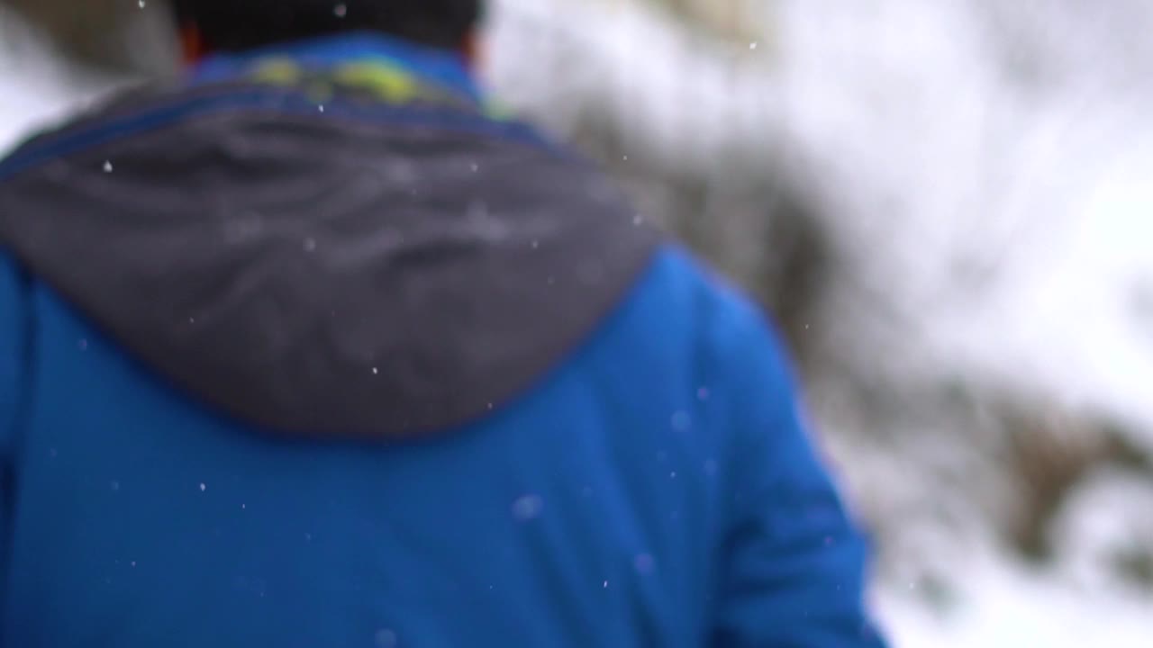 在印度喜马偕尔邦的马纳里，下雪时，印度人走在被雪覆盖的道路上，以慢动作拍摄降雪。视频素材