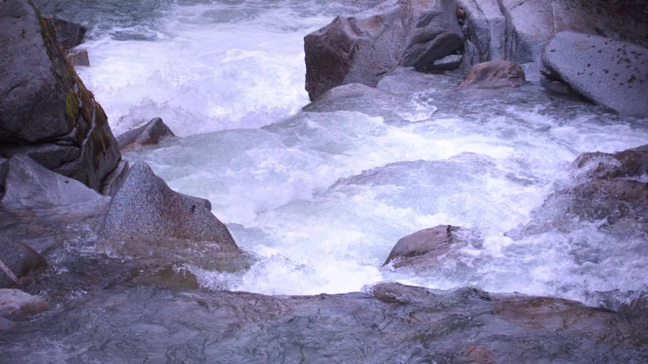 高山白水急流(超慢镜头)视频素材