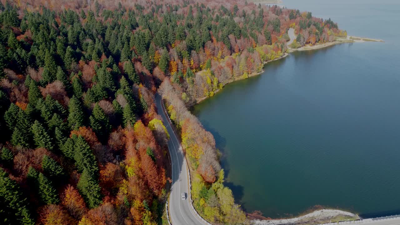 秋天的色彩和山路鸟瞰图视频素材