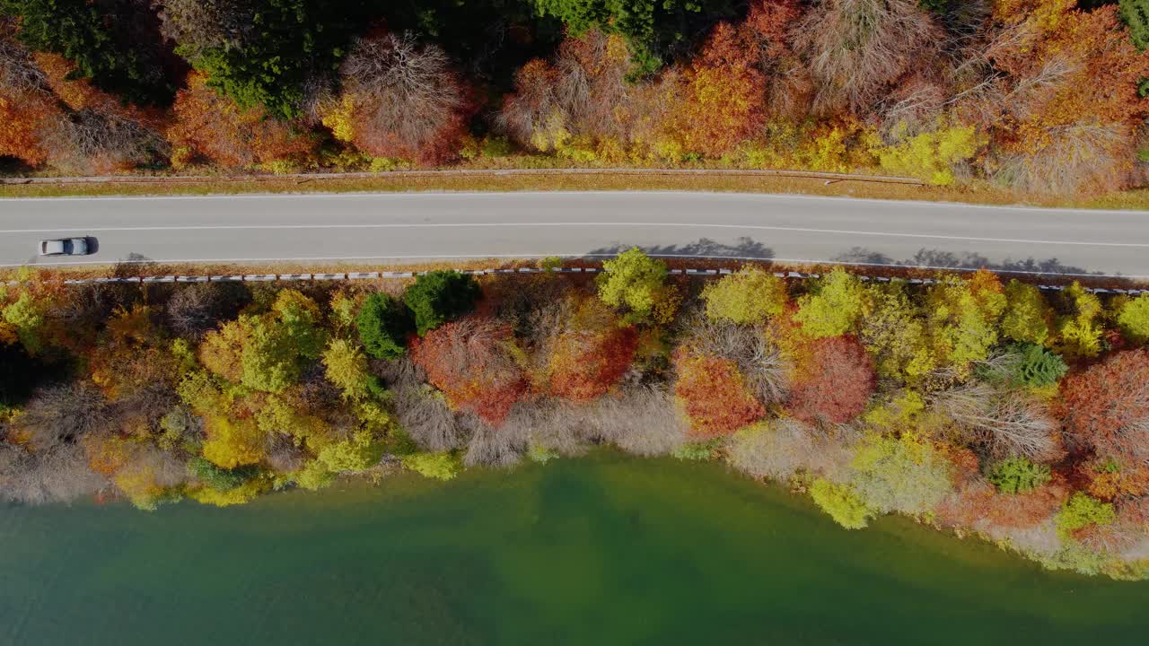 秋天的色彩和山路鸟瞰图视频素材