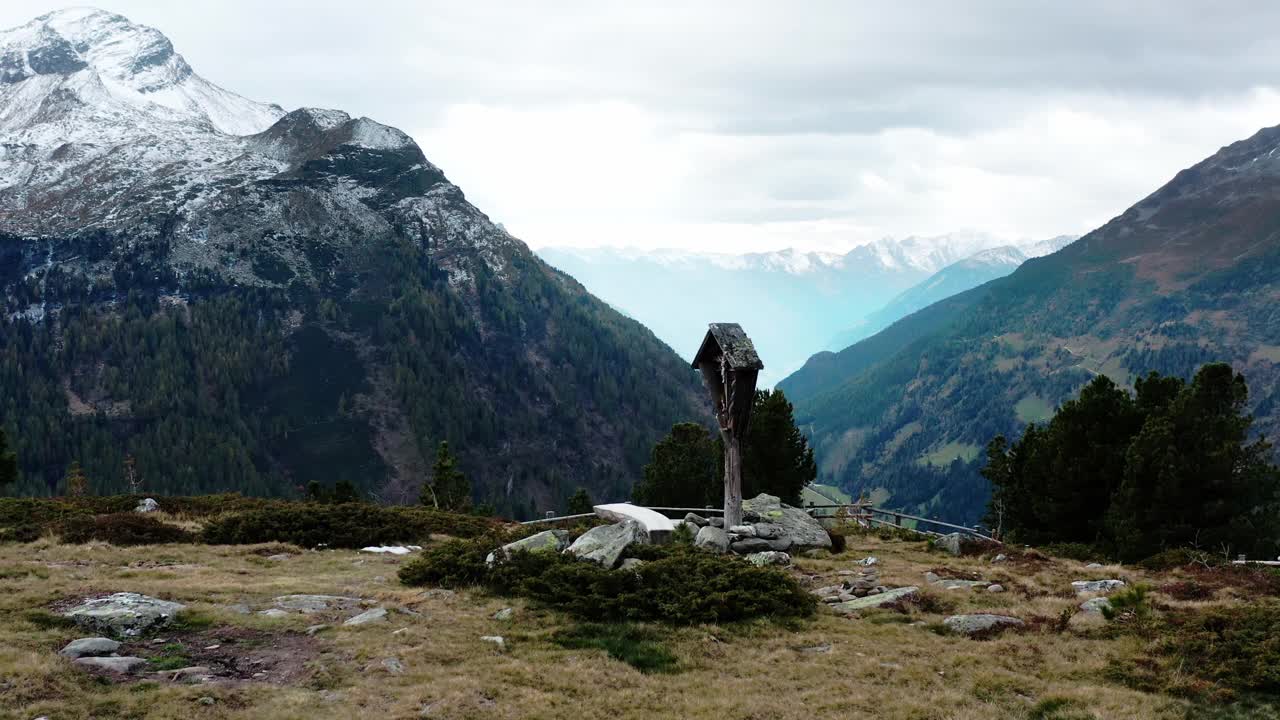 从Obere Kofleralm (Malga Kofler)俯瞰瑞塔尔山谷(Val di Riva)在南蒂罗尔视频素材