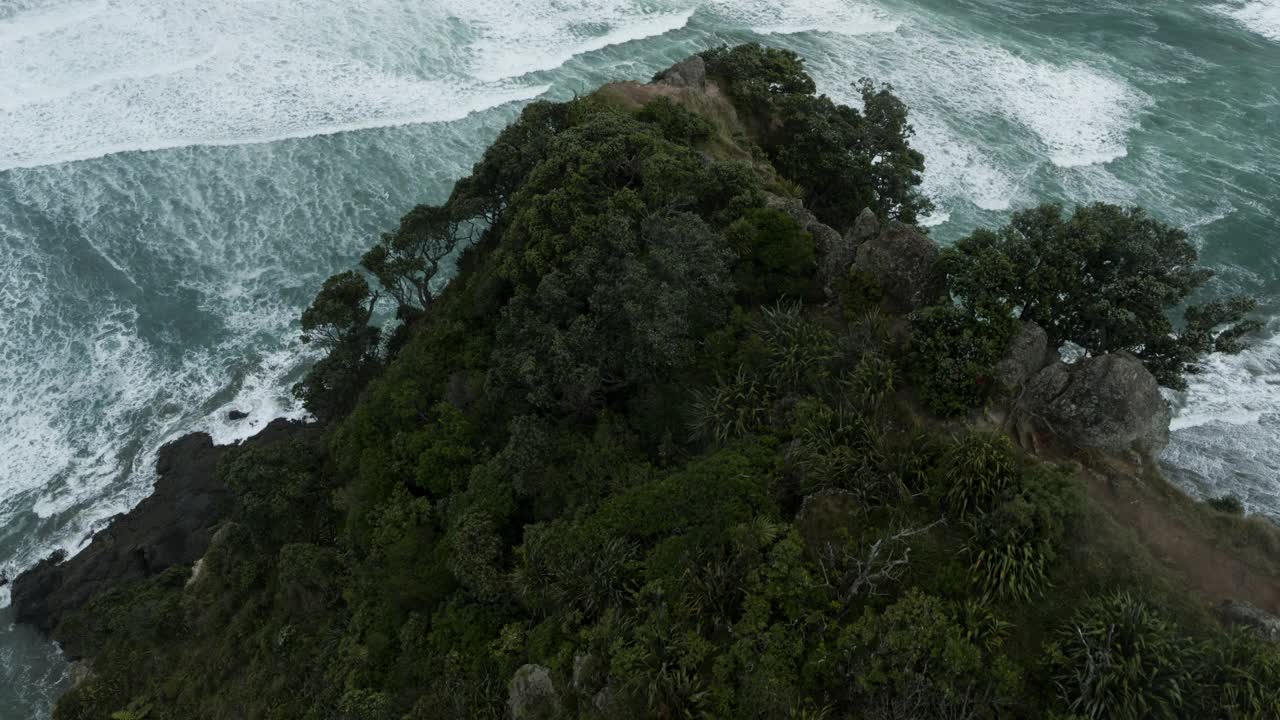 在比哈海滩的狮子山上空飞行视频素材