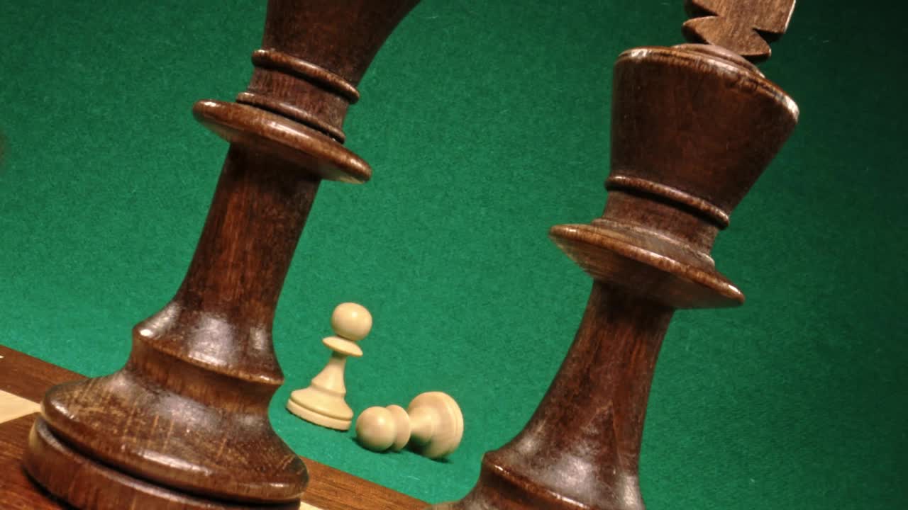 木制的象棋游戏与黑和白的棋子视频素材