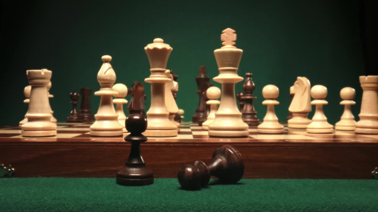 经典的象棋游戏在黑白棋盘上视频素材