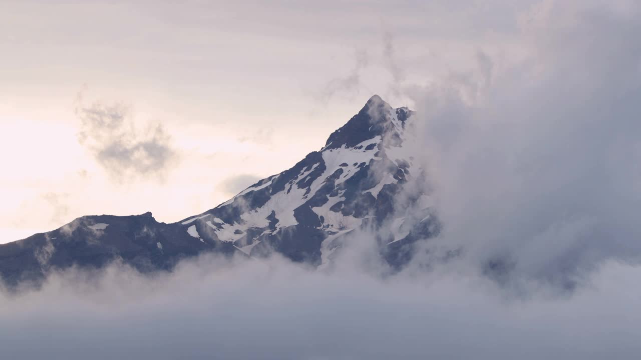 无缝循环视频的山云自然景观时间流逝。视频素材