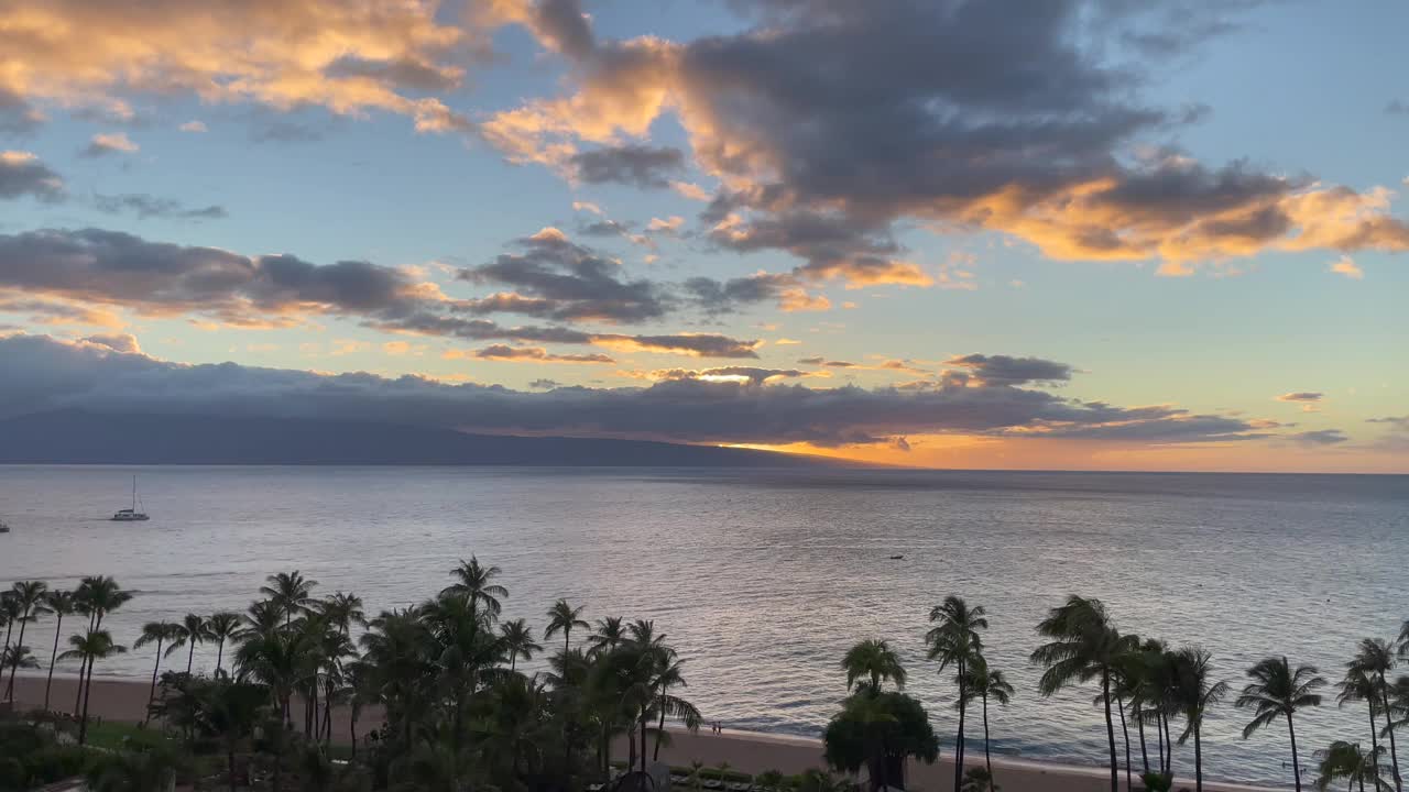 夏威夷毛伊岛的卡纳帕利海滩的日落全景视频素材