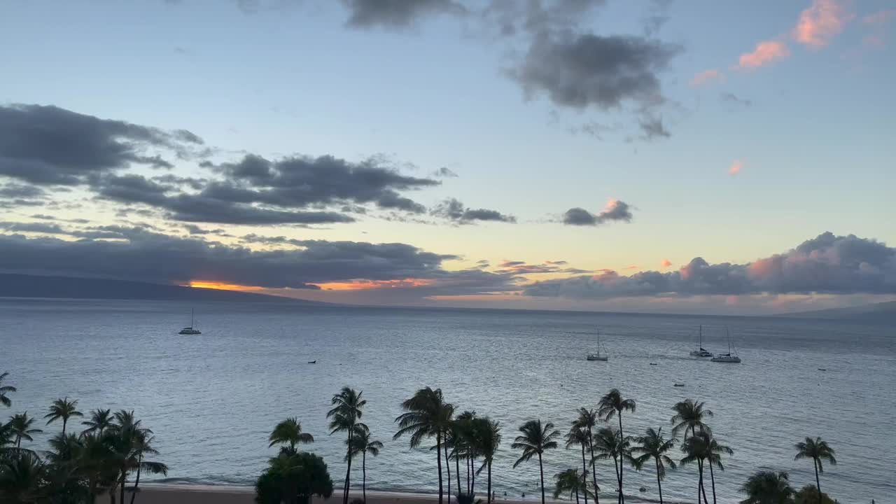 夏威夷毛伊岛的卡纳帕利海滩的日落全景视频素材