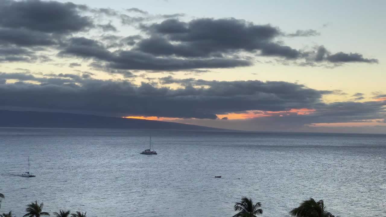 夏威夷毛伊岛的卡纳帕利海滩的日落全景视频素材