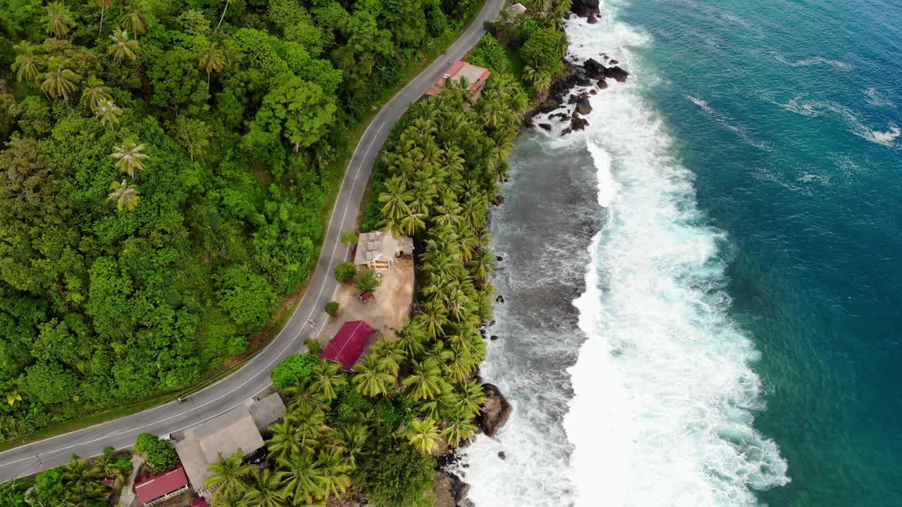 山海之间的柏油路，交通安静视频素材