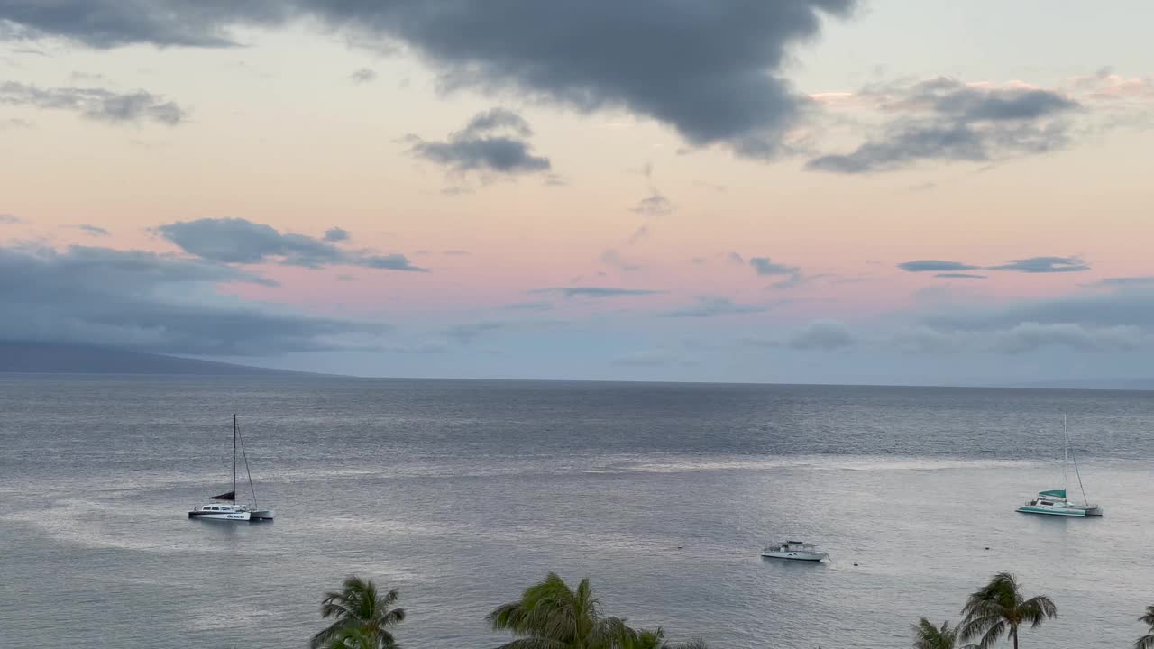 夏威夷毛伊岛，清晨的卡纳帕利海滩的空中全景视频素材