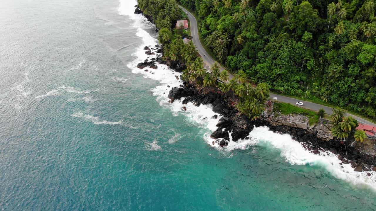 山海之间的柏油路，交通安静视频素材