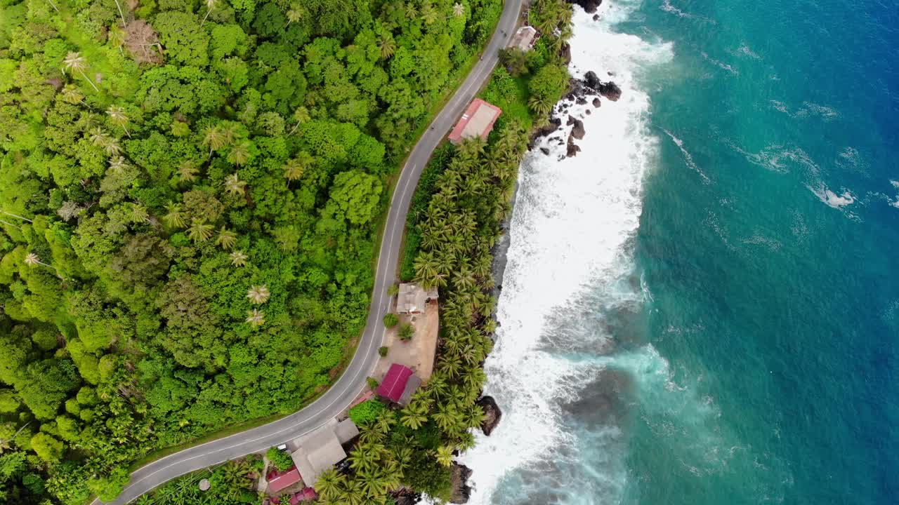 山海之间的柏油路，交通安静视频素材