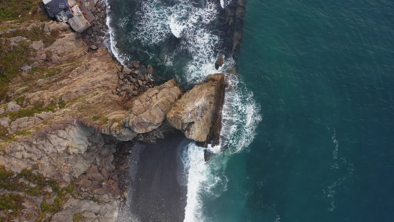 无人机4k摄像头的鸟瞰图。海浪和岩石悬崖的海洋视频素材