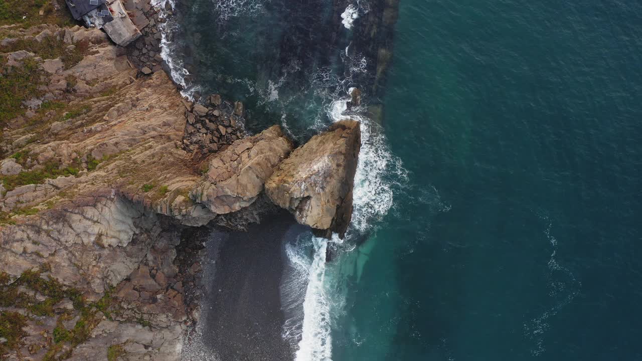 无人机4k摄像头鸟瞰图。海浪和岩石悬崖的海洋。放大视频素材