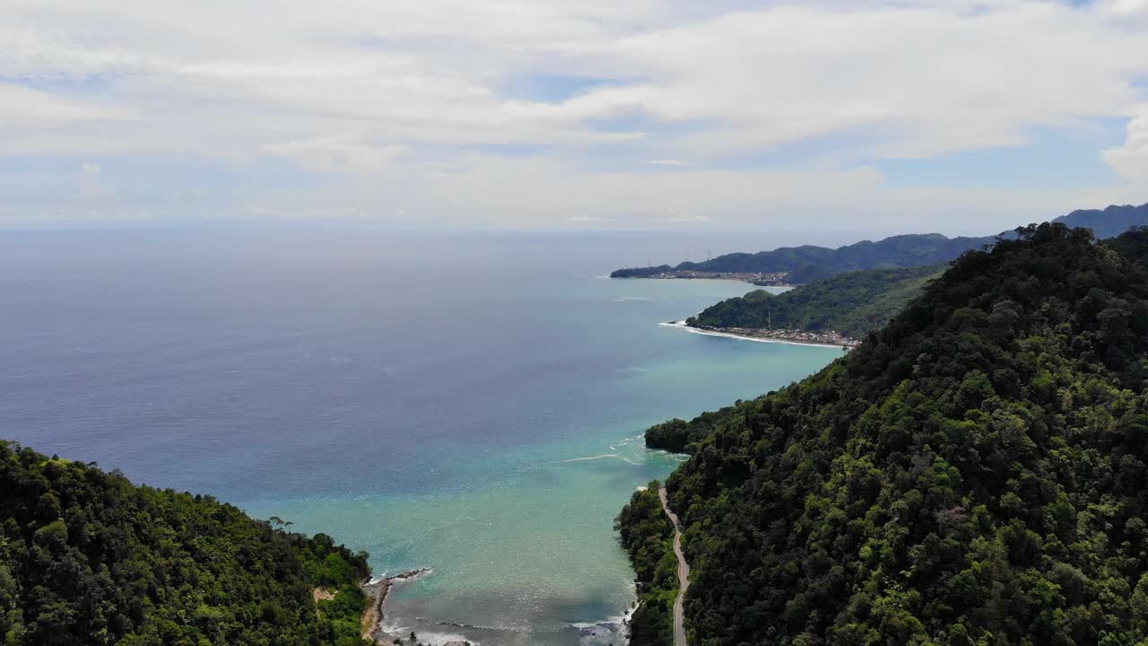 山海之间的柏油路，交通安静视频素材