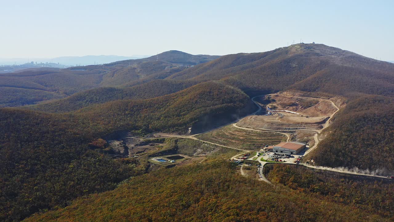 城市垃圾场。卡车开进来卸下垃圾。浪费生命视频素材