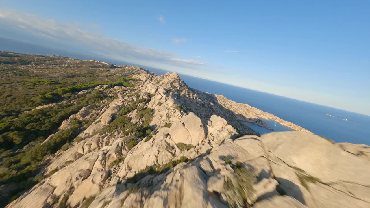 FPV视频，高山冲浪，在阳光明媚的日子在花岗岩上高速飞行。卡普拉岛，拉马达莱纳群岛，撒丁岛，意大利。视频素材