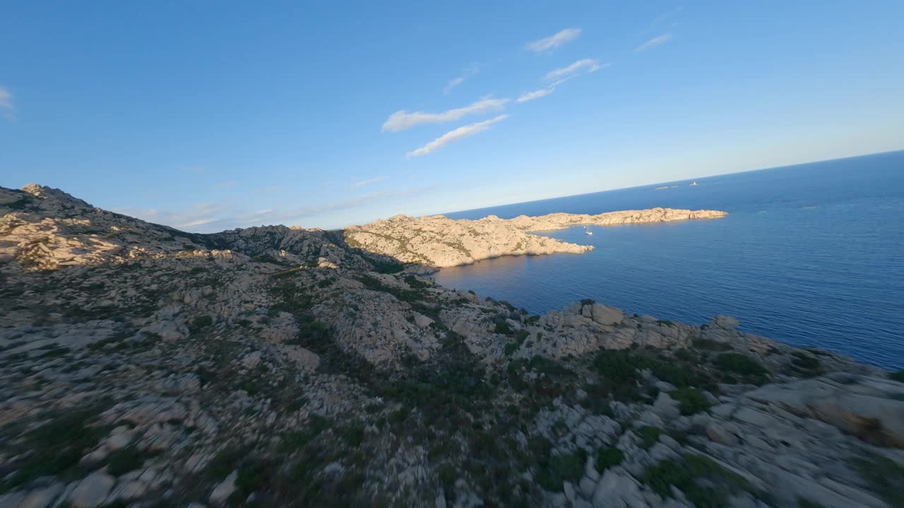 FPV视频，在花岗岩海岸与蓝绿色的海湾高速飞行。La Maddalena群岛，撒丁岛，意大利。视频素材