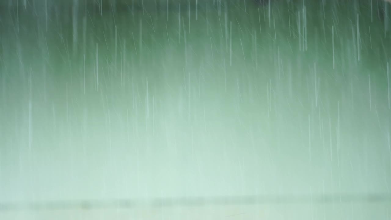 在夏日里瓢泼大雨视频素材