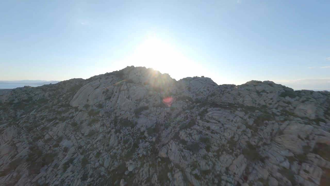 FPV视频，高山冲浪，在阳光明媚的日子在花岗岩上高速飞行。卡普拉岛，拉马达莱纳群岛，撒丁岛，意大利。视频素材