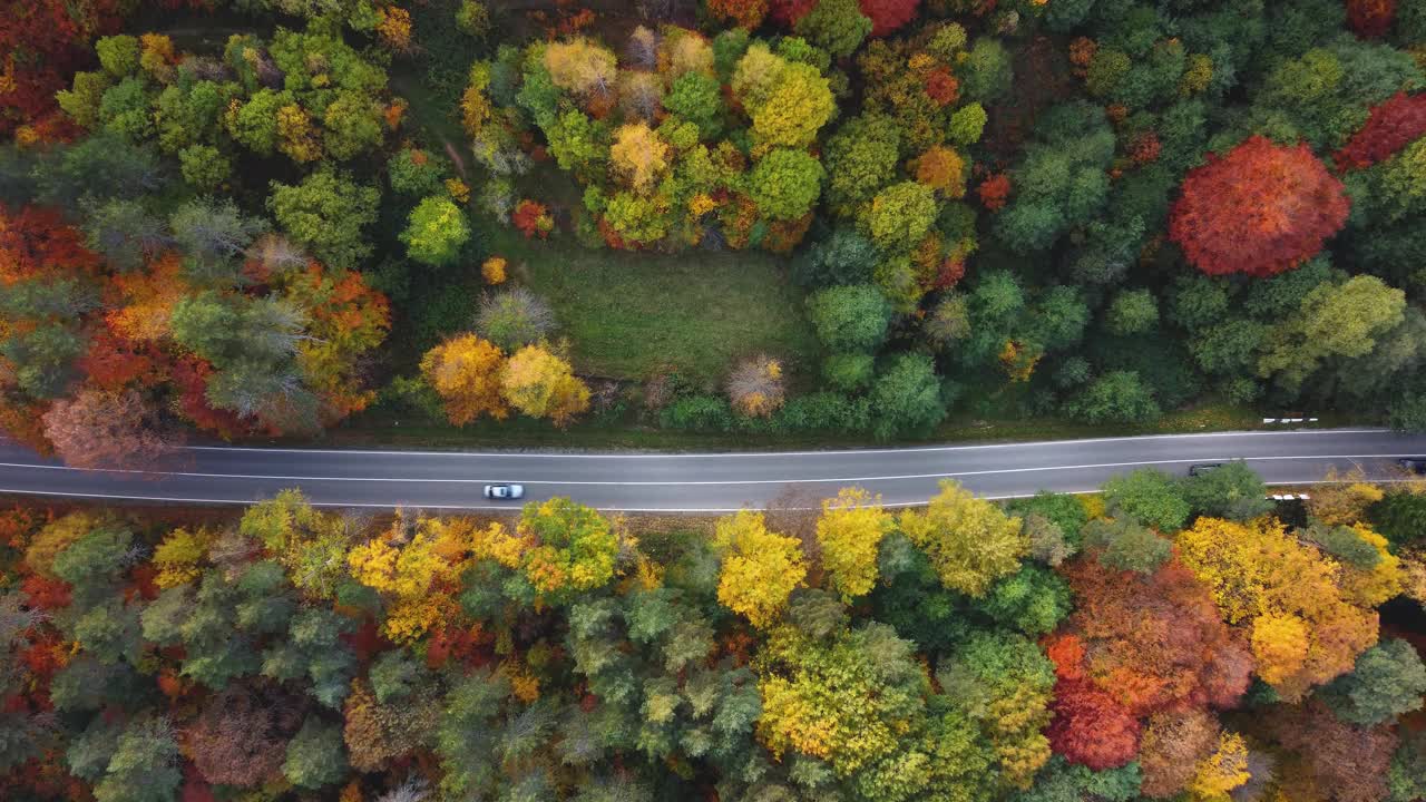 秋天的色彩和山路鸟瞰图视频素材