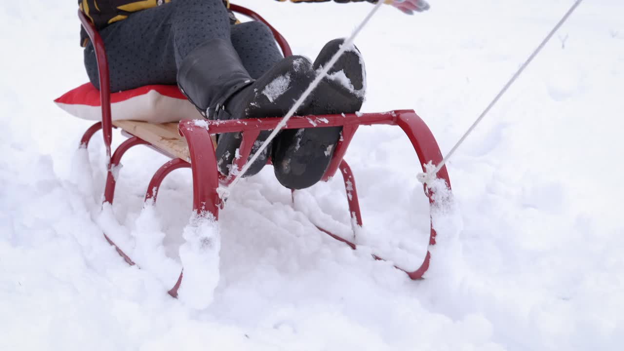 滑雪橇的冬季活动。视频素材