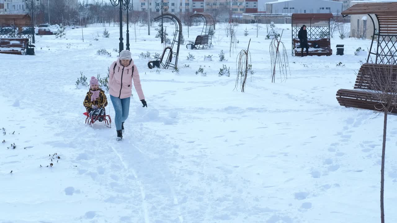 和家人一起滑雪橇休闲。视频素材