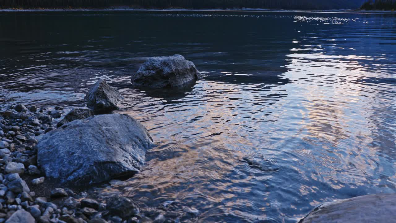 上卡纳纳斯基湖的日出景象视频素材