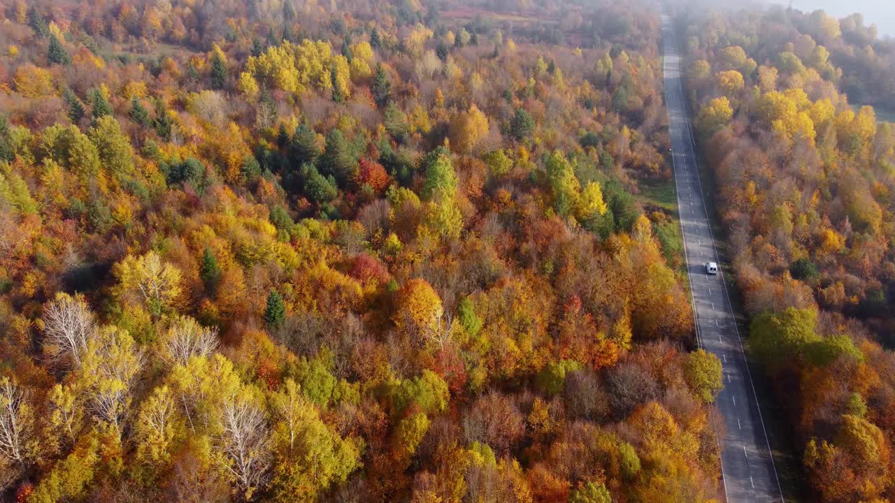 秋天的色彩和山路鸟瞰图视频素材