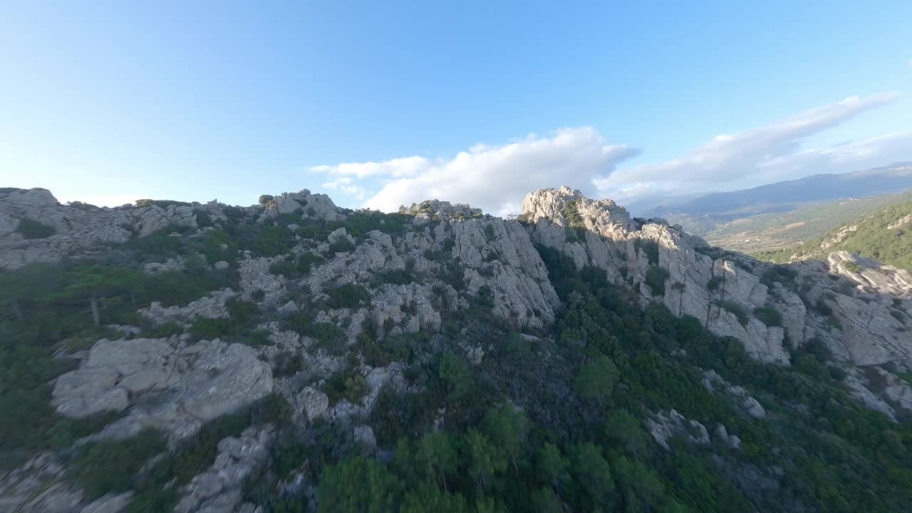 FPV视频，高山冲浪，在阳光明媚的日子在花岗岩上高速飞行。意大利撒丁岛。视频素材