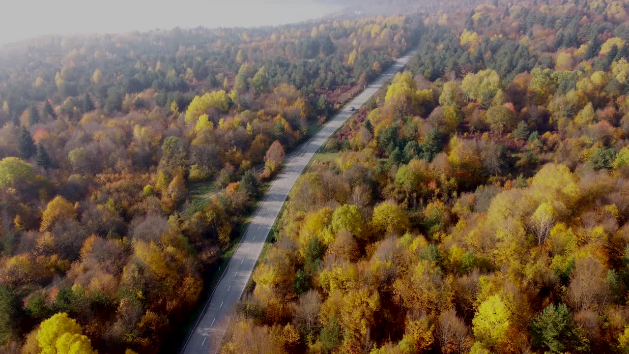 秋天的色彩和山路鸟瞰图视频素材