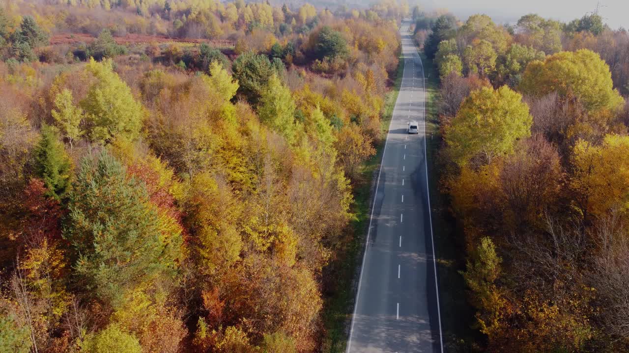 秋天的色彩和山路鸟瞰图视频素材